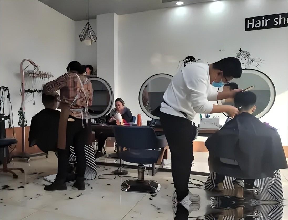 以前每条街都有好几家理发店，门口转着红蓝白的灯柱。现在这些店少了一大半，关门的关