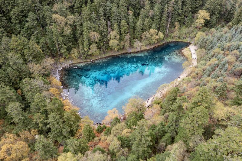 12月10日西川阿坝，男子在九寨沟将吃过的玉米扔水里 ，工作人员劝阻后情绪激动“