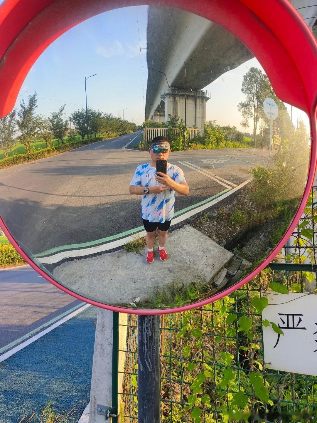 38度的天，跑出去的勇气是眼镜给的。心率跑到快160的时候走一走，想起村上春树的