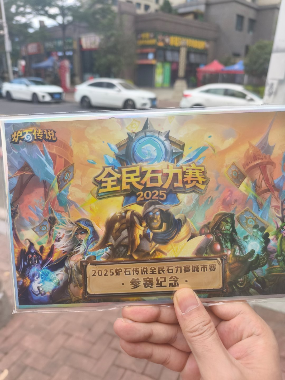 苟到第三轮，这桌只有六个人，6进4，打乱了八人局正常节奏，结果坐我旁边一哥们，我