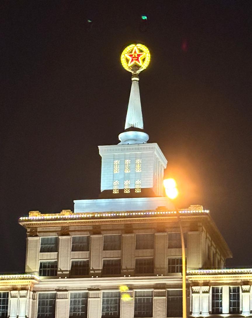 在北京市城市副中心一骑绝尘的潞河中学，今年中考录取分数为475，比海淀六小强差了