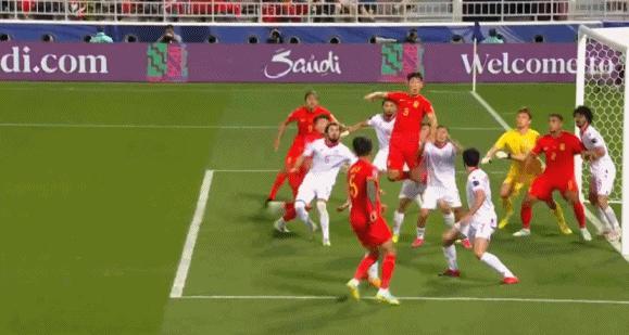 #国足vs塔吉克斯坦##朱辰杰破门# 1-0！被吹了。。。给杜兆才加2年刑期吧！