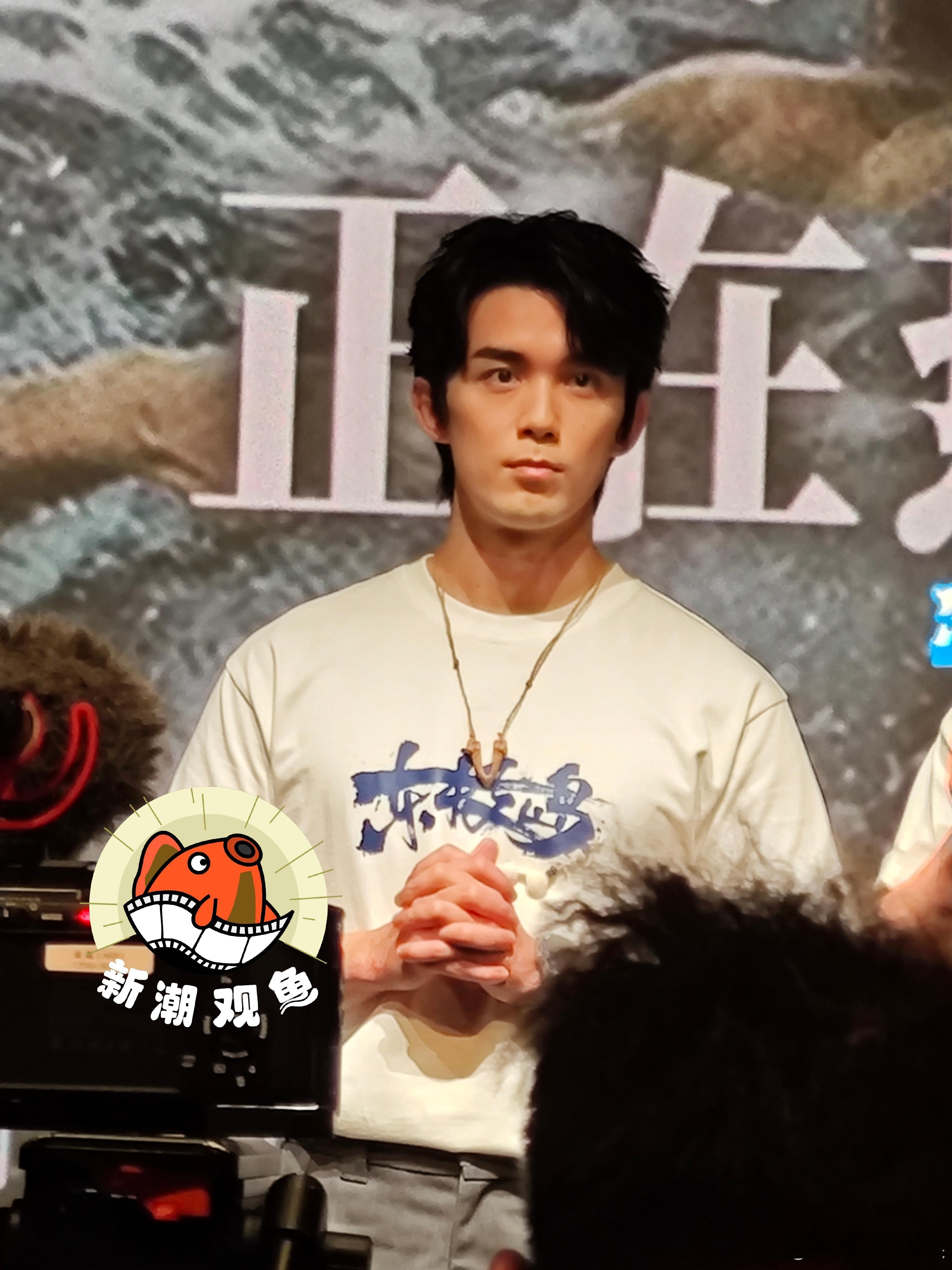 吴磊说很感动但不敢动 透露《东极岛》电影那场哥哥接回自己，兄弟诀别的戏，拍摄当天