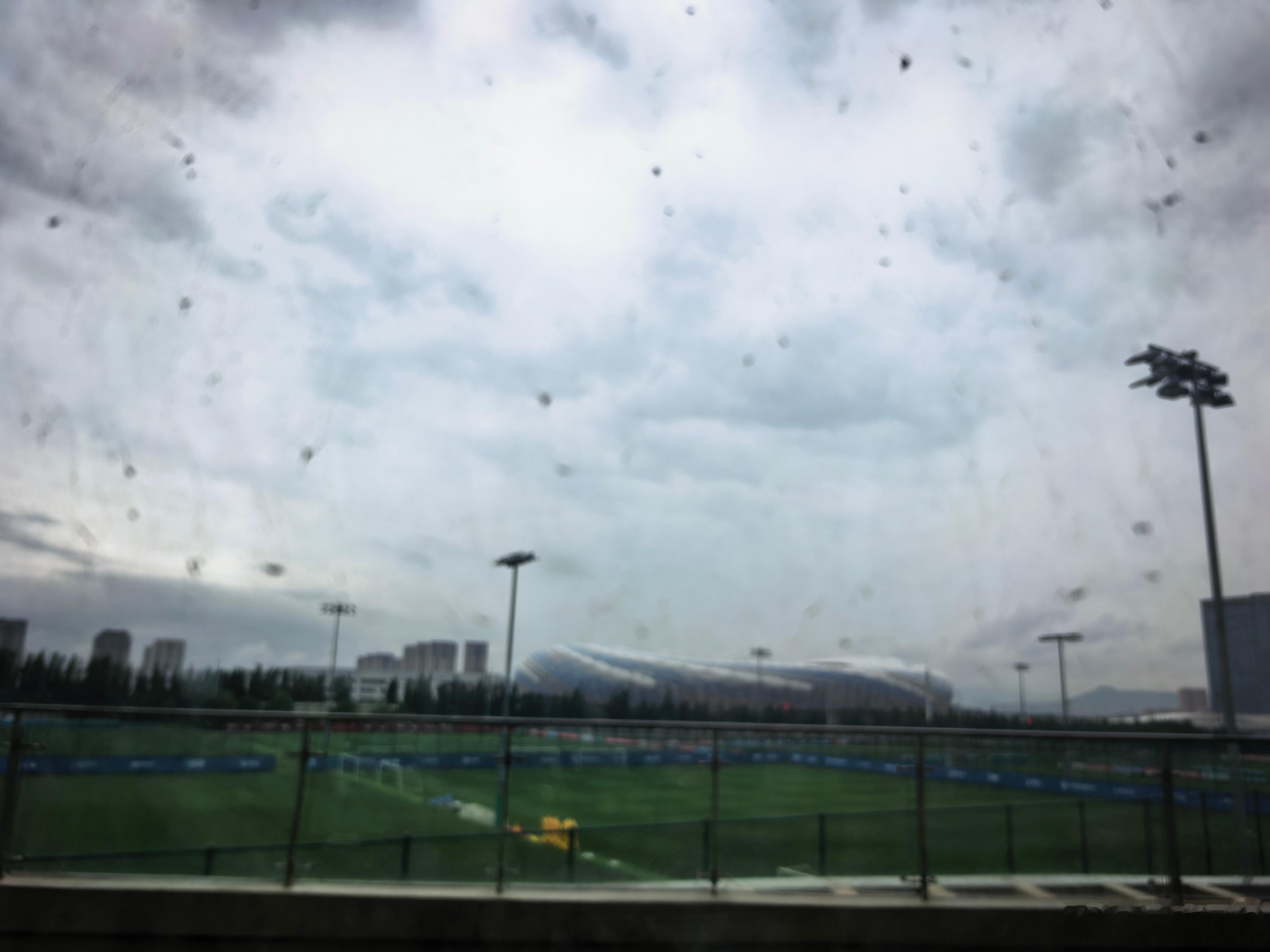 穿短袖出来有点冷，下雨天适合上大量，搞起来