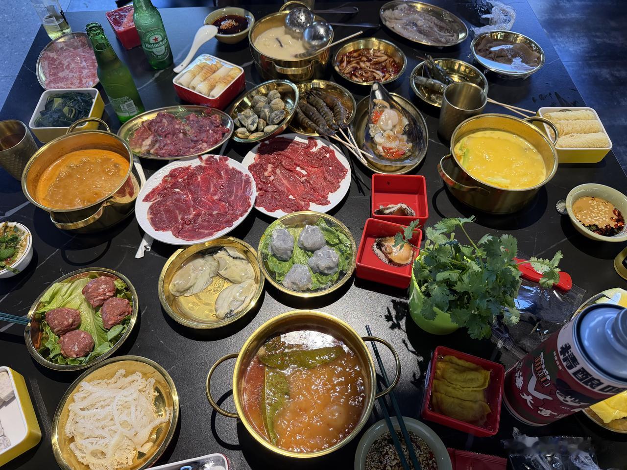 厦门还是比上海消费便宜，四个人吃一大桌海鲜小火锅，鲍鱼等海鲜还是现杀的，只要50
