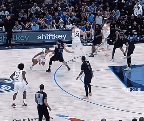 今日NBA赛场最佳进球！
达拉斯独行侠VS盐湖城爵士
图一：东锲奇抢断传给欧文，