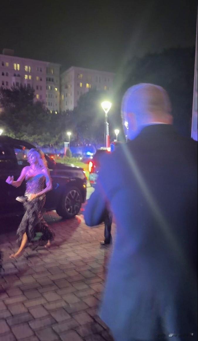 周六晚，在华盛顿希尔顿酒店宴会厅外发生安全事件后，特朗普总统被紧急疏散，离开了白