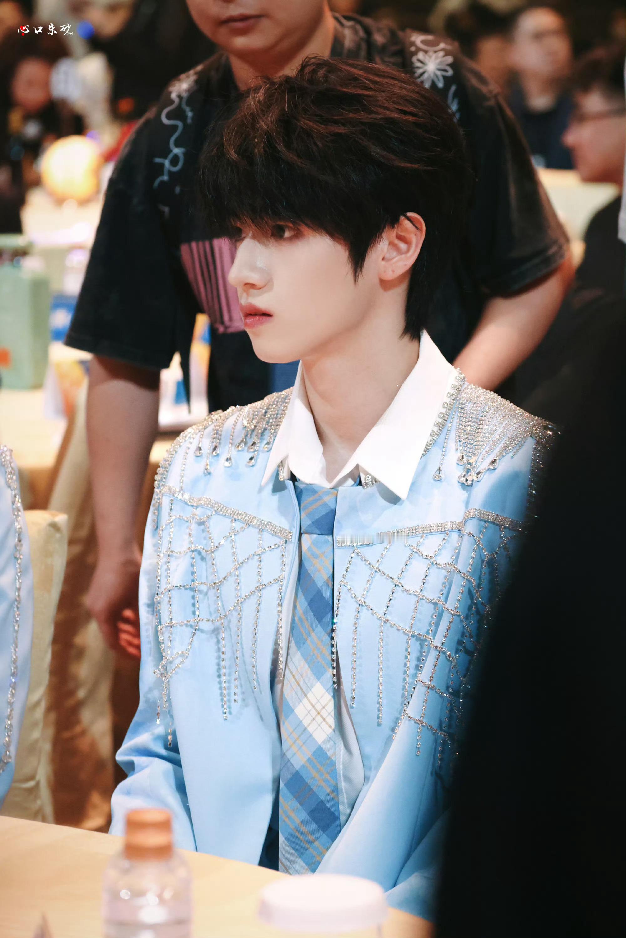 #朱志鑫大湾区晚会造型#朱志鑫大湾区晚会造型🈶哇哦，真的好帅啊！亮眼的那种！[