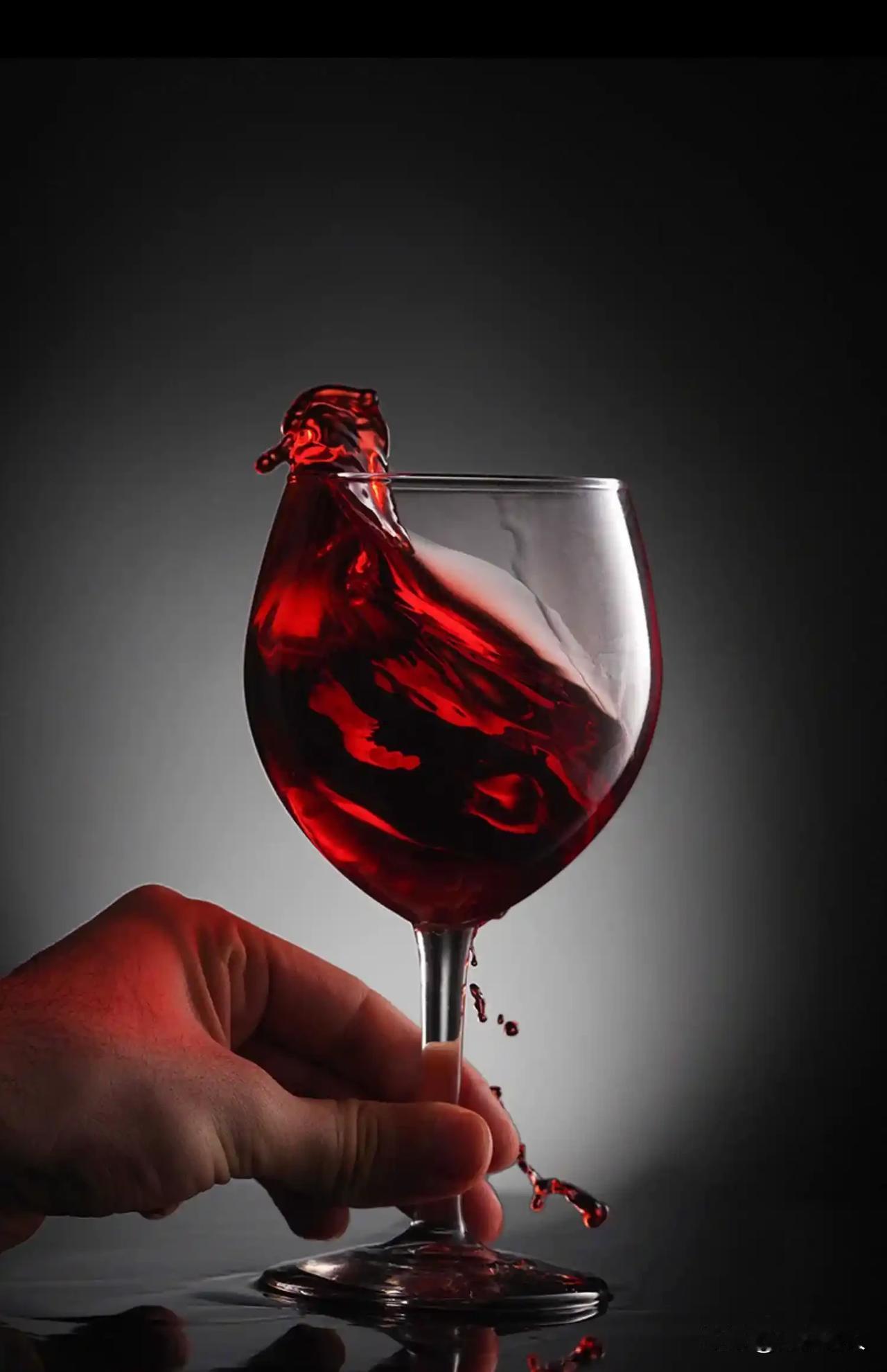 “你以为是你在喝酒，其实是酒在喝你”！这话太直白，太震撼了。简直一针见血，似晴天