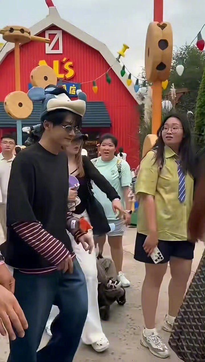 檀健次去上海迪士尼了网友迪士尼偶遇檀健次！大哥一身黑T墨镜潮酷出场，手上还戴着尼