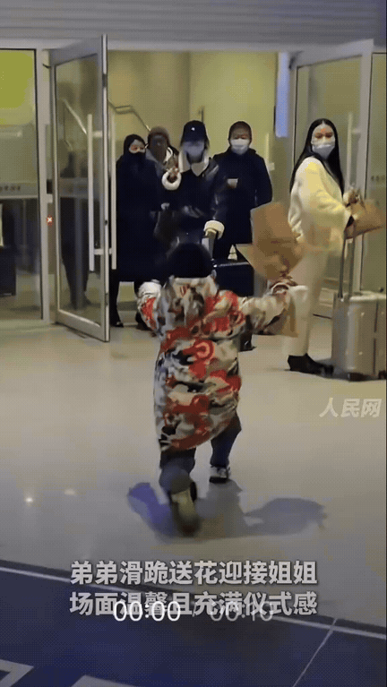 太丝滑了！山东临沂，姐姐放假回家，妈妈便领着弟弟上地铁站迎接，弟弟还贴心的买了一