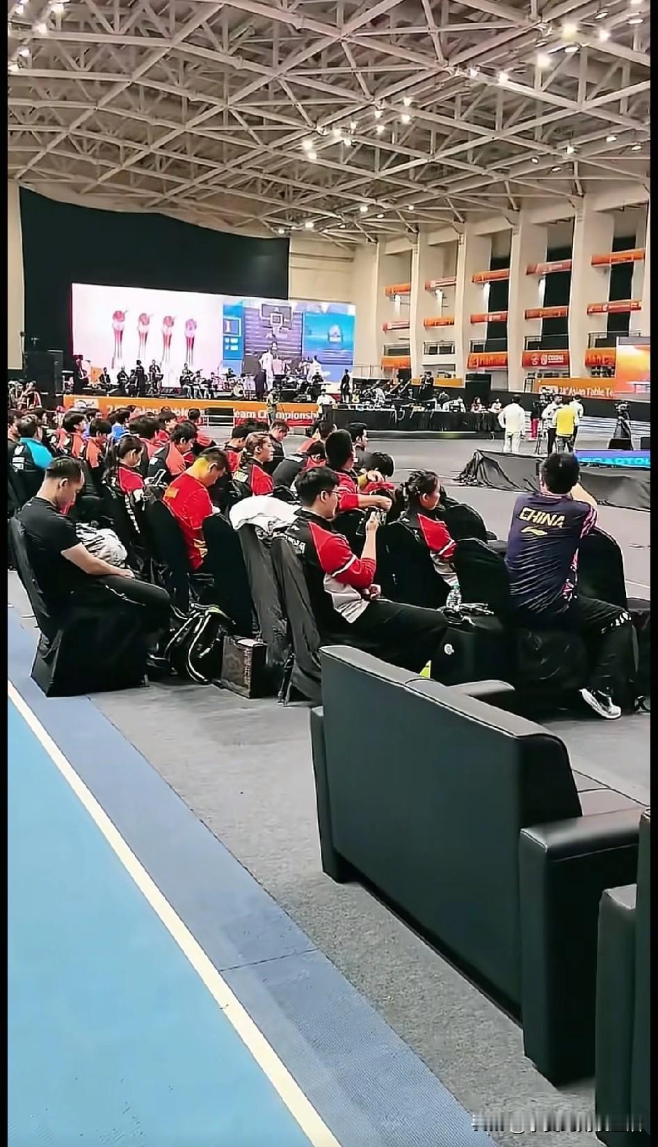 终于知道亚锦赛为什么没有升国旗的画面了。因为印度比赛场馆根本就没有升国旗的旗杆。