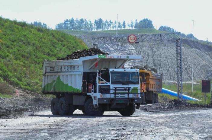 为什么大型矿山都换成电动卡车了？因为一辆90吨的卡车来回拉货，忙活一整天，最后消