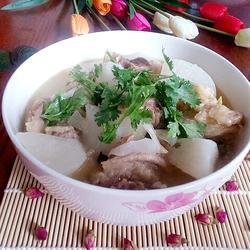 标题：牛腩炖萝卜，吃出家的味道，暖到心坎里！

嘿，亲爱的吃货朋友们！今天我得给