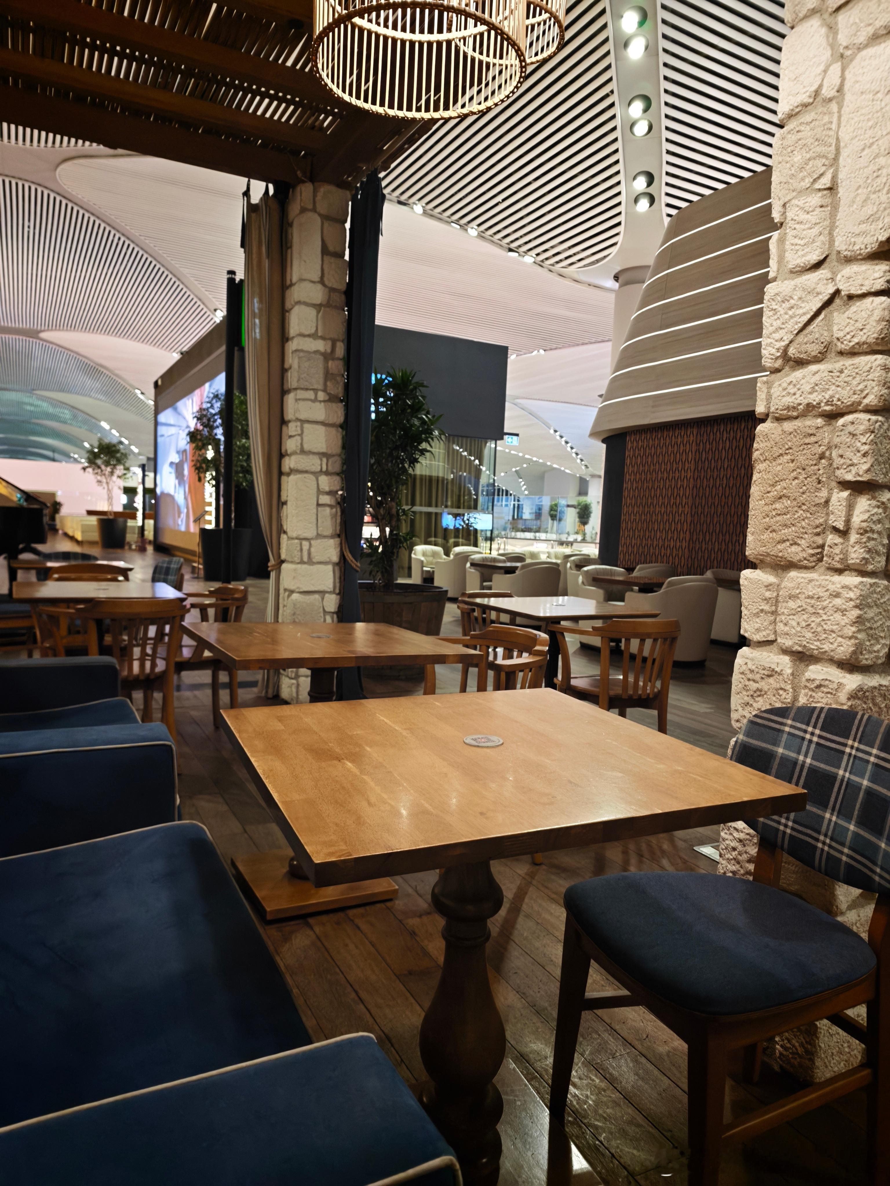 分享一个滞留土耳其的体验🇺🇸不是说要打🇮🇷嘛，我坐的飞机就绕飞了刚好没赶