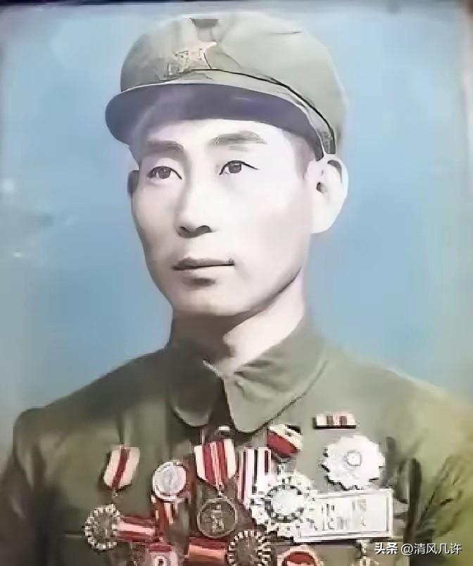 1948年平津战役夜行军，小战士平太信半路请假解手，意外撞见一个戴钢盔的黑影。他