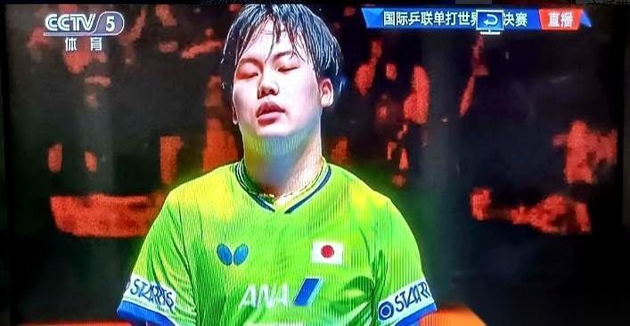 澳门世界杯颁奖台，气氛骤然结冰！
王楚钦刚被司仪叫到名字，笑着走上台，伸出手，想