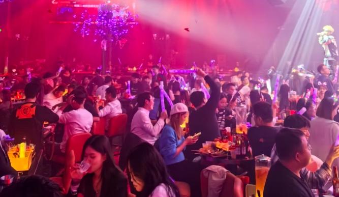 全世界最大的商业骗局，就是酒吧。你以为酒吧是靠卖酒赚钱的？大错特错。它的盈利模式