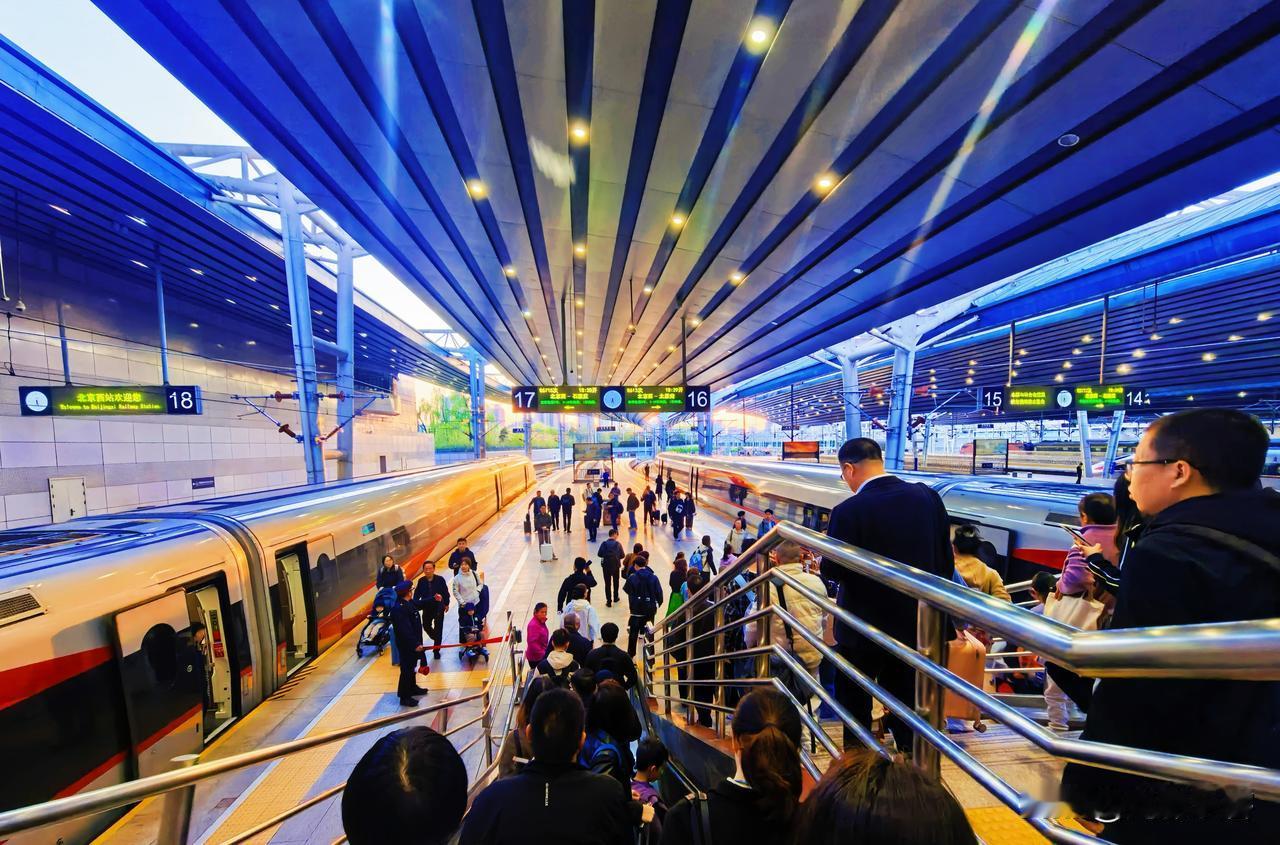 在摄影师的眼里，不一定到处是景但一定能看出眼前哪一个局部是有特点可能成为景。这是