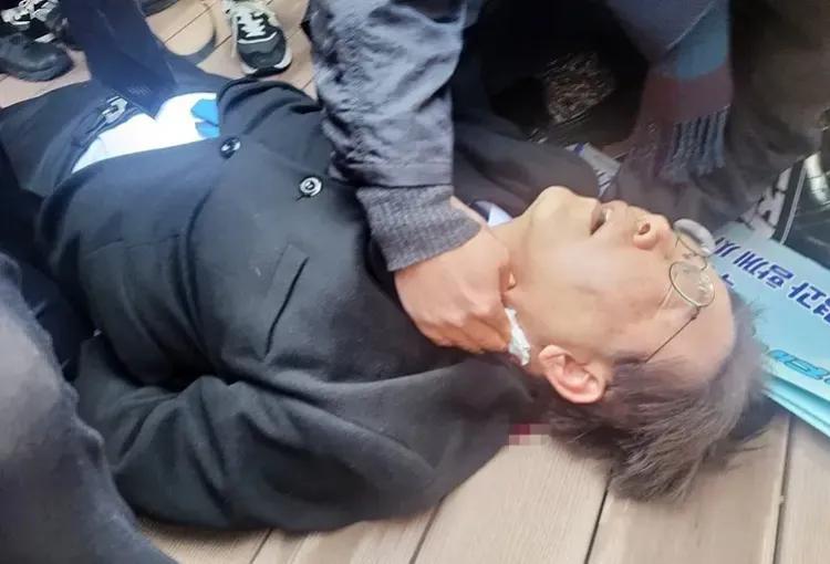 韩国发生了李在明被刺案，目前李在明已经被送往医院治疗。现在大家对该案的幕后主使是