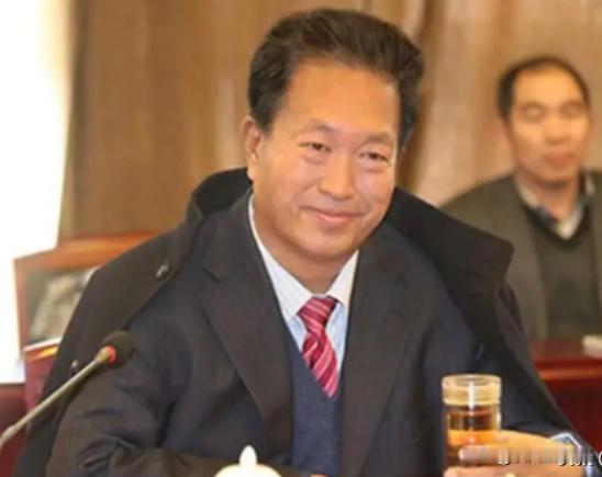"不就是100亿吗，有我在，1000亿都是小钱！"说这话的人叫杨卓舒，他不仅1人