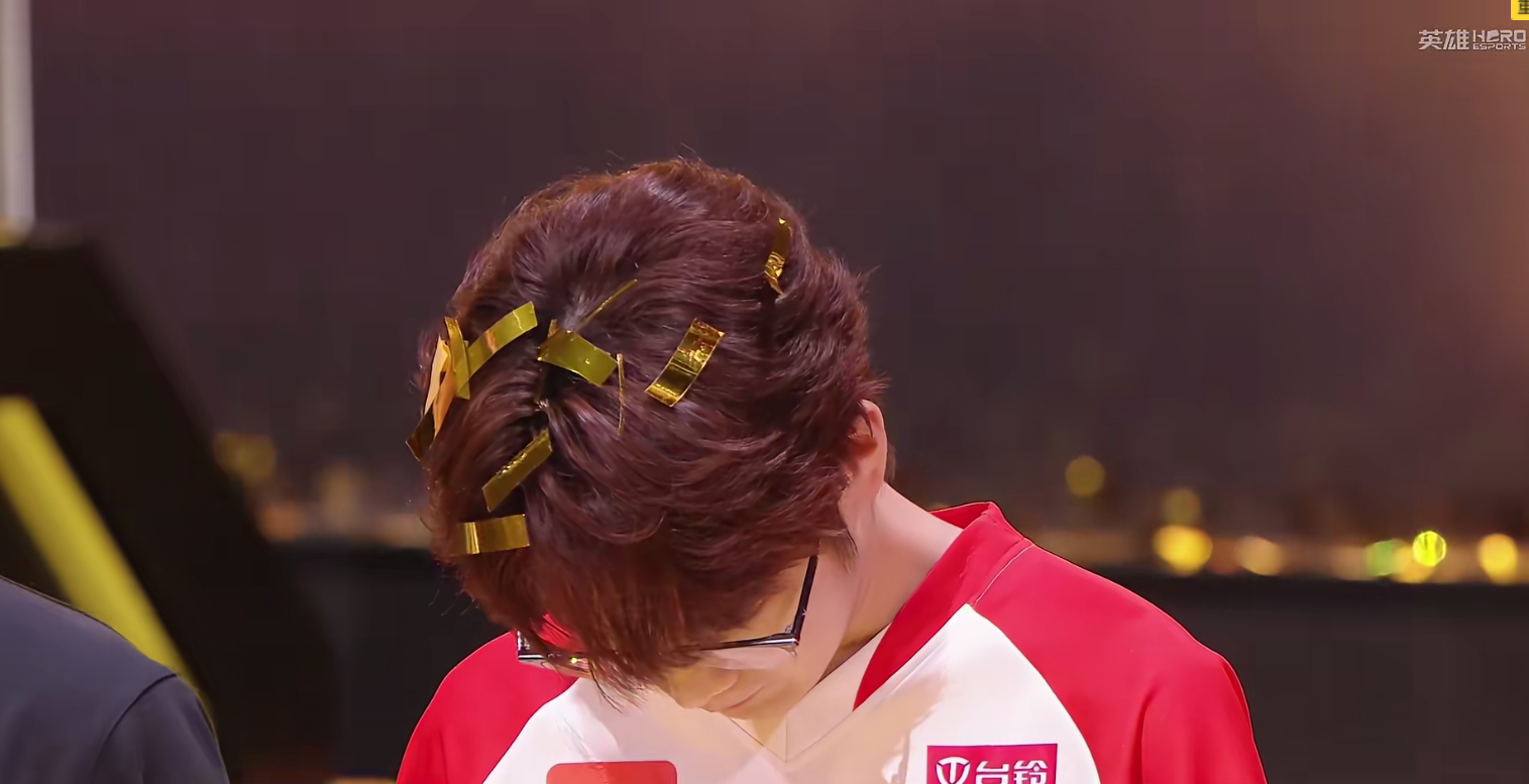 花花哭了喜极而泣，万般值得。历经风雨终获荣耀，往后舞台璀璨，岁岁万事顺遂。 