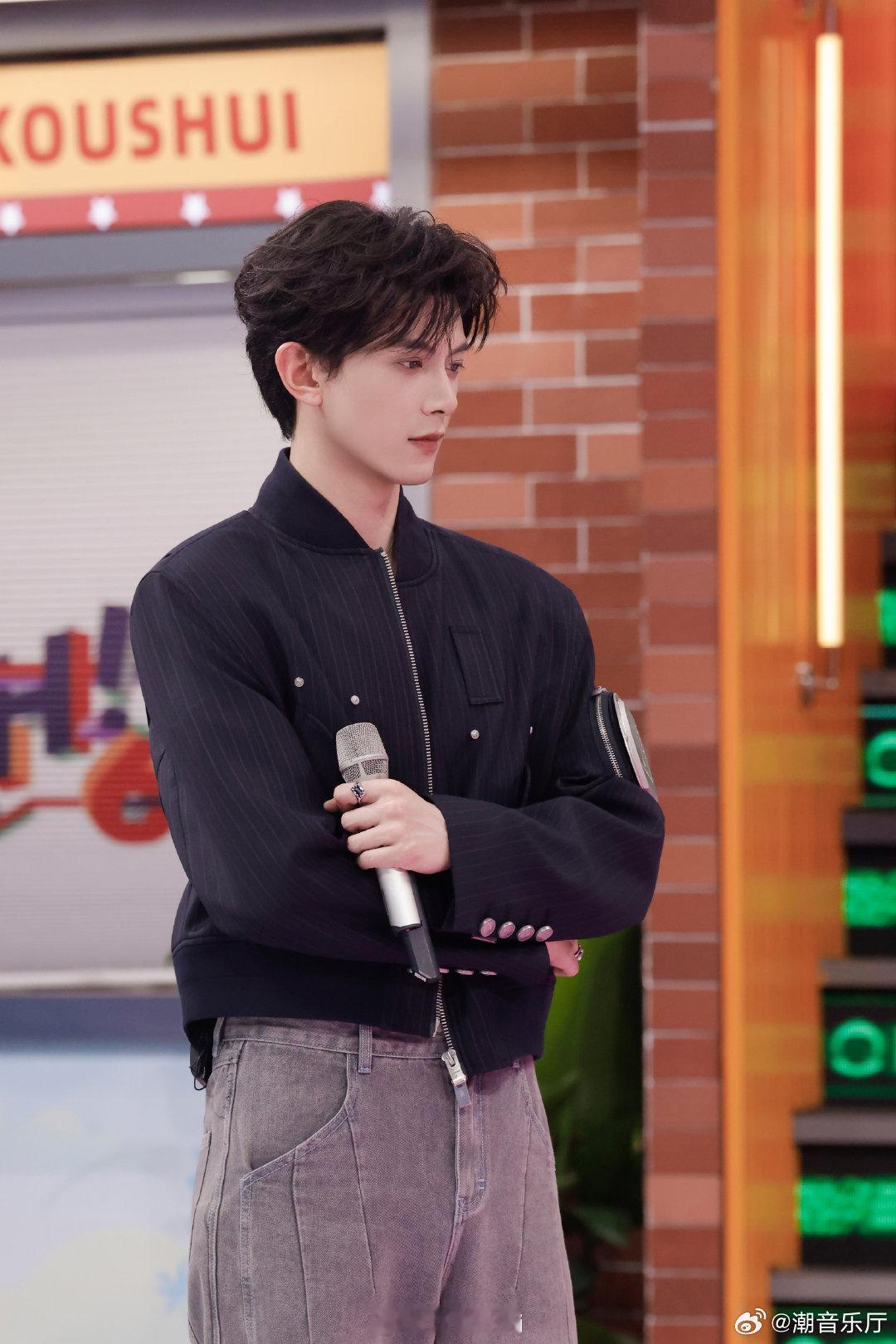 祝绪丹试图兜圈圈迷惑对手你好星期六可爱又好笑，祝绪丹战术拉扯拉满，围着柱子兜圈圈