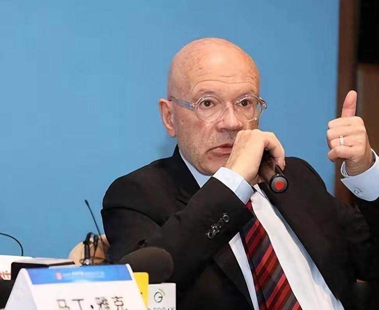英国剑桥大学研究员雅克这话太给力了。
戳中了很多人没说透的本质，美国靠两次世界大