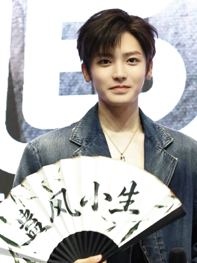 侯明昊牛仔大衣look侯明昊古风小生爆改蛊风小生 侯明昊古风小生爆改蛊风小生，谁
