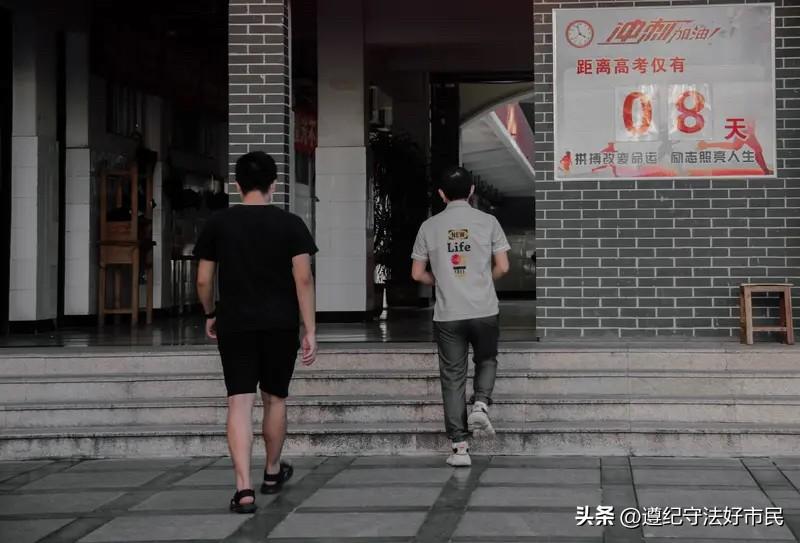 唉，见母亲最后一面重要，还是高考重要
妈妈重病意识清醒的时候表达了很想见儿子最后