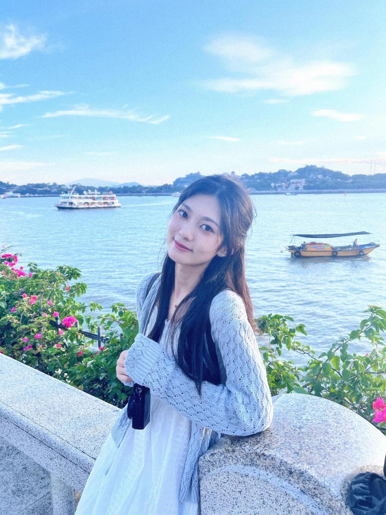 水畔佳人倚#轻纱拂面风#海边的夕阳#镂空连衣裙#纯情少女穿搭