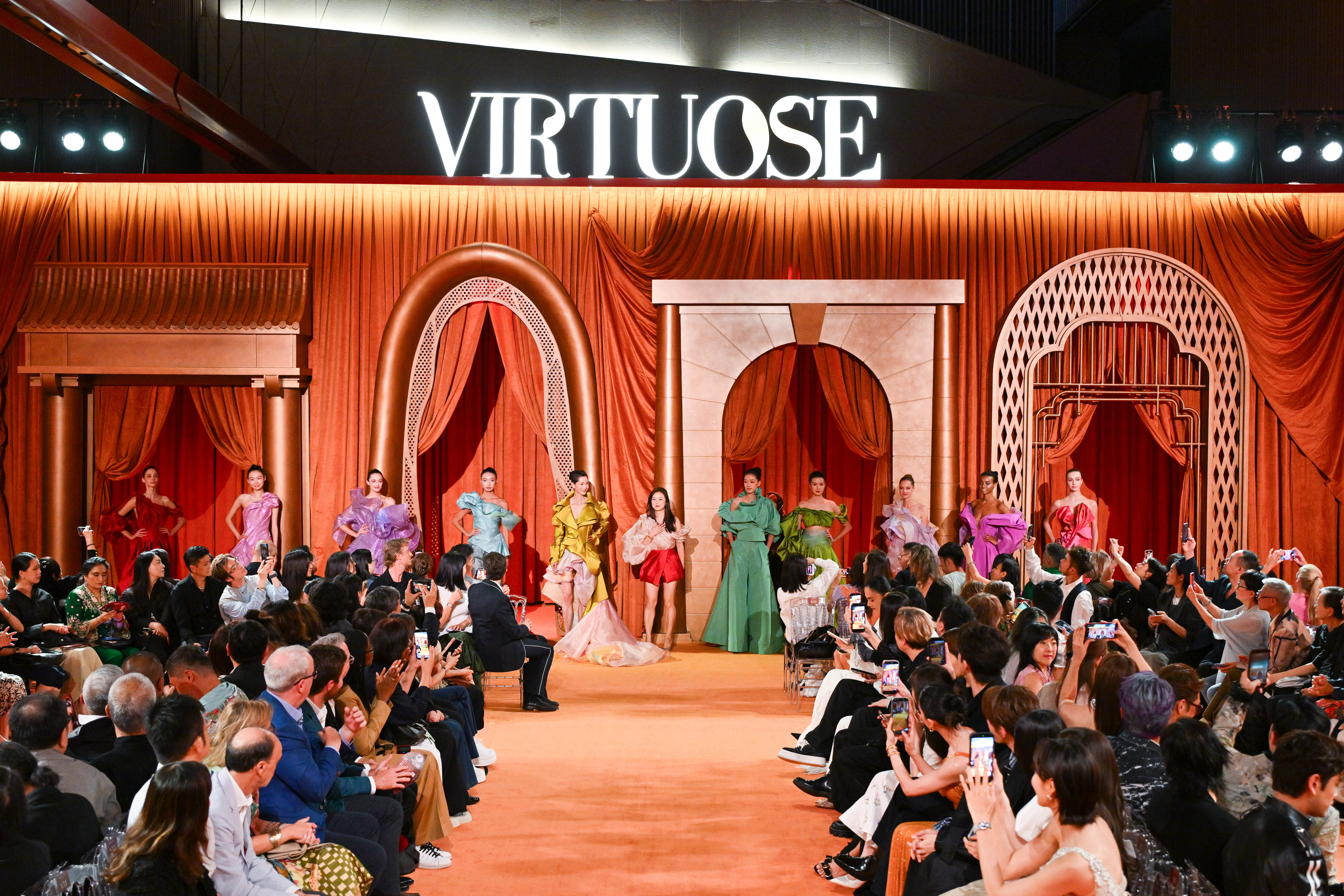 这次第三届香港时装荟里，我比较想聊的还是【VIRTUOSE：高级订制服的艺术20