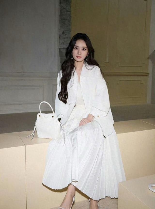 虽然85花的作品现在少很多了，但是时尚表现力还在那儿呀 