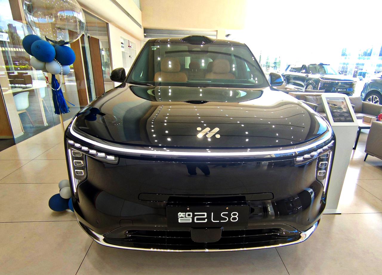 一步到位冠军之选《智己LS8》
   智己LS8是上汽集团智己汽车旗下，一款全新