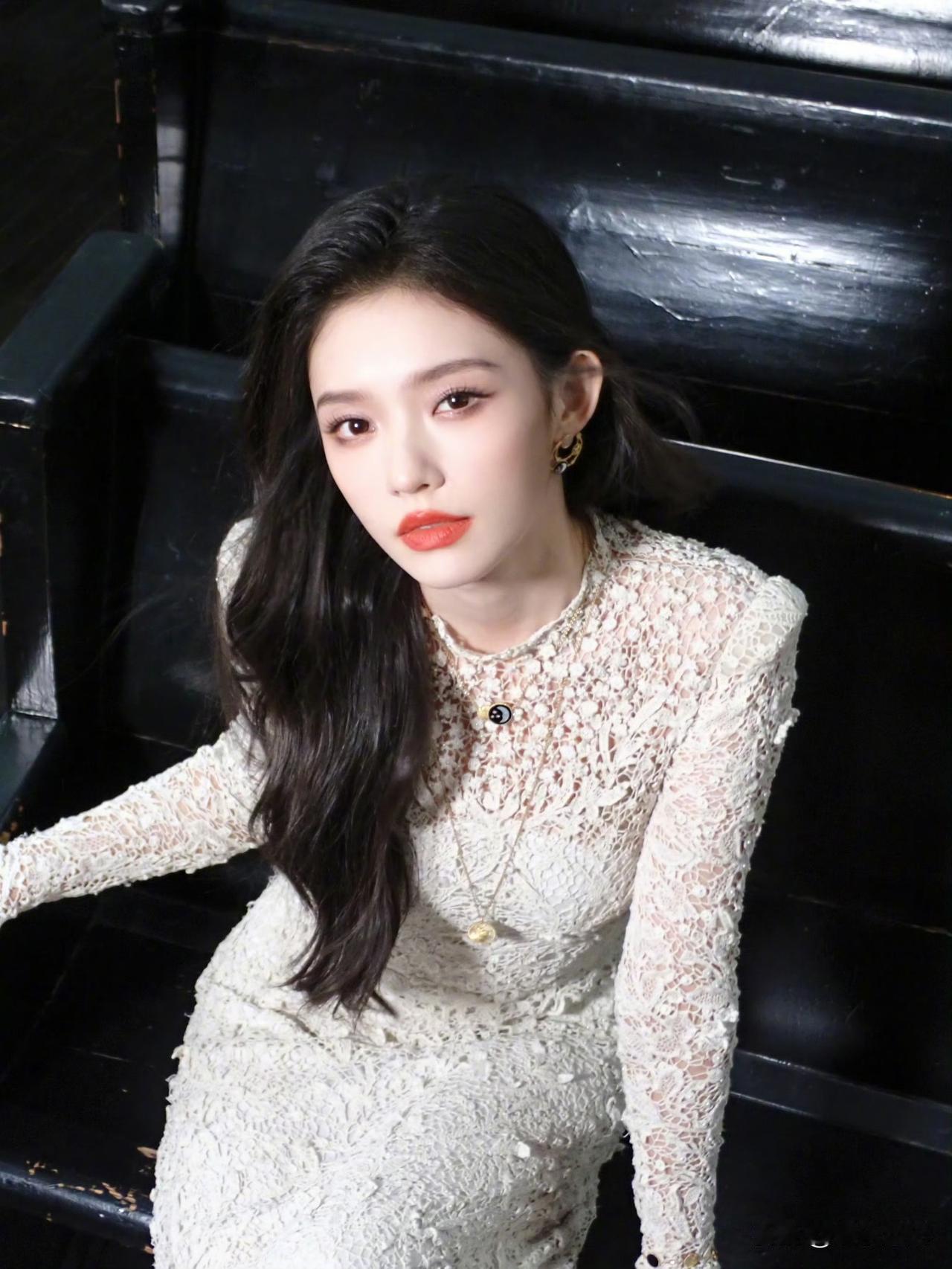 林允，现在没戏拍了就拍写真了