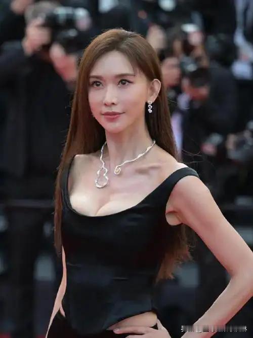 完全看不出来林志玲已经是生过孩子快五十岁的人了，而且她很多年都没再拍戏，活动也不