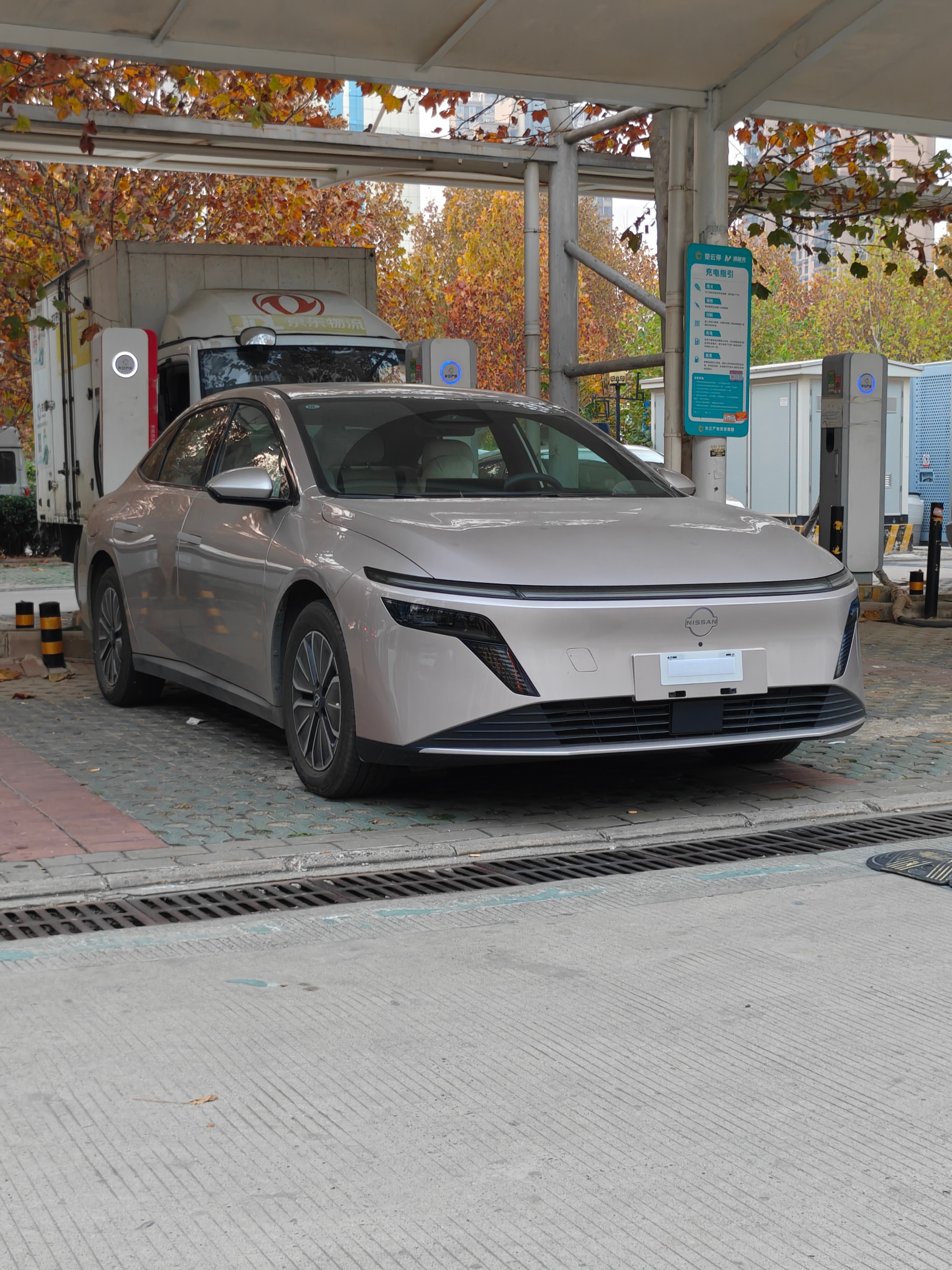 开箱百万级后排大沙发这两天试了一下日产N6后排座椅的舒适度真的惊呆我了非常贴合人