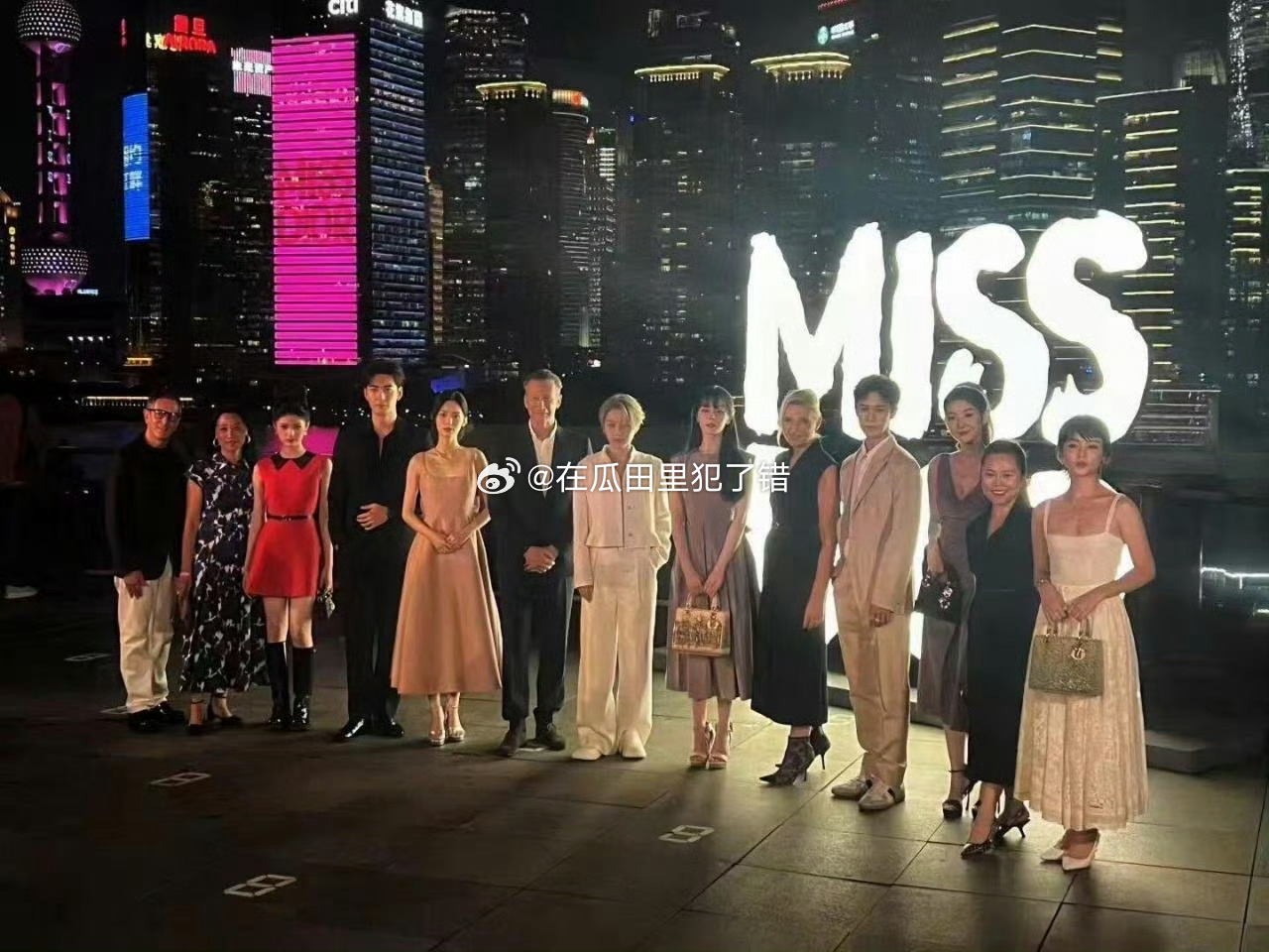 迪奥活动高清正式大合照，刘雨昕中心大c位，很明显了。 ​​​