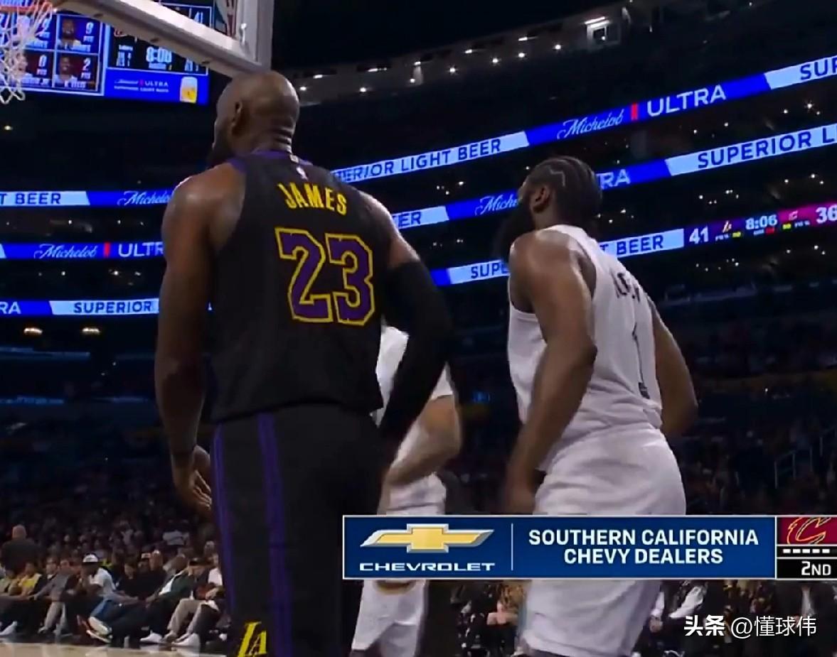 尊重！哈登谈詹姆斯：

“勒布朗依旧强势。”

“在这个年龄保持这样的状态。”