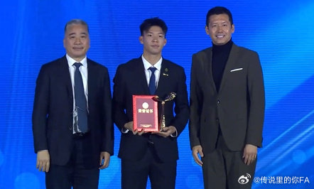 王钰栋获2025中国金童奖浙江队前锋王钰栋斩获2025年中国金童奖（U21），击