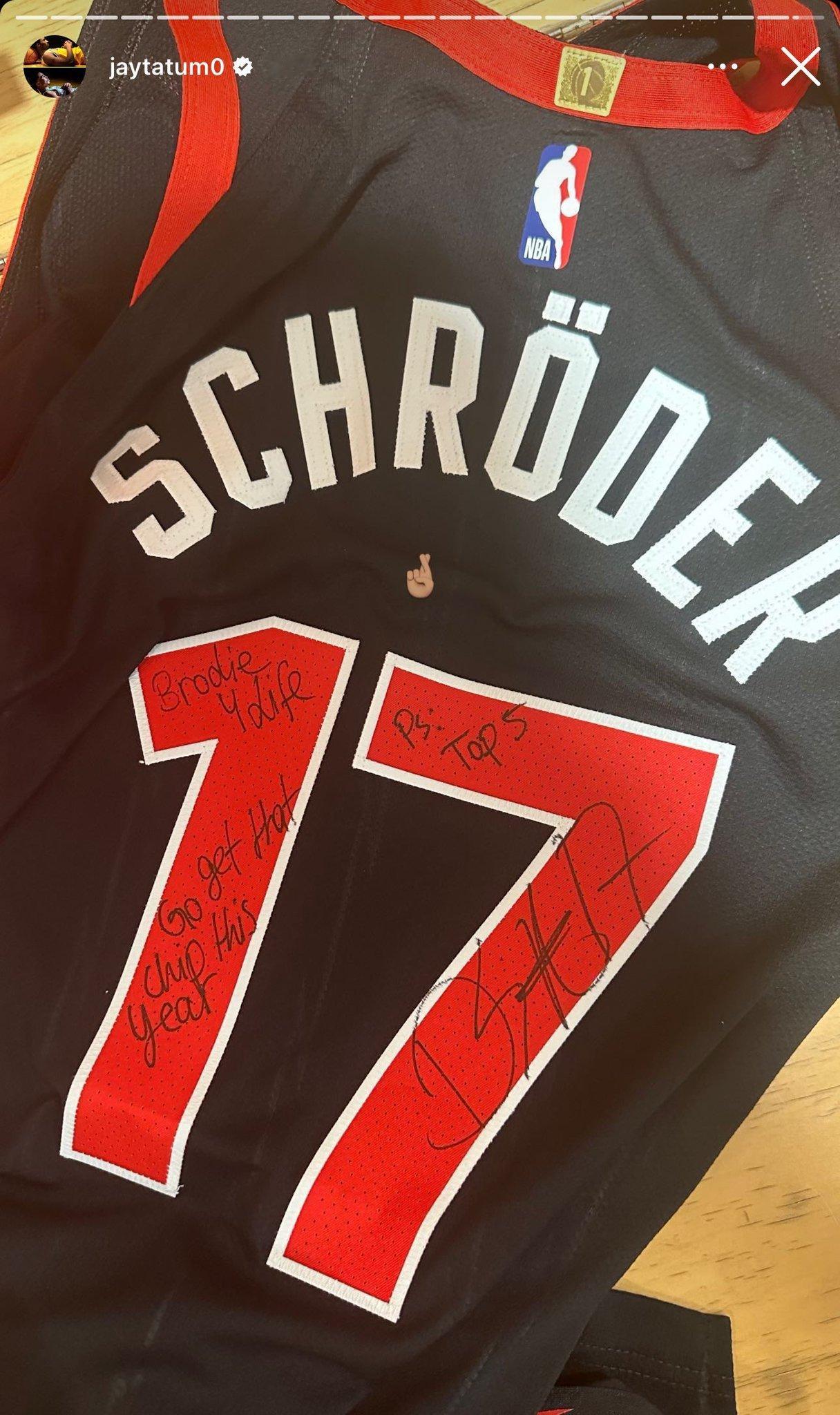 塔图姆晒出施罗德给他的签名球衣：今年去拿下那总冠军！联盟前五！！#塔图姆[超话]