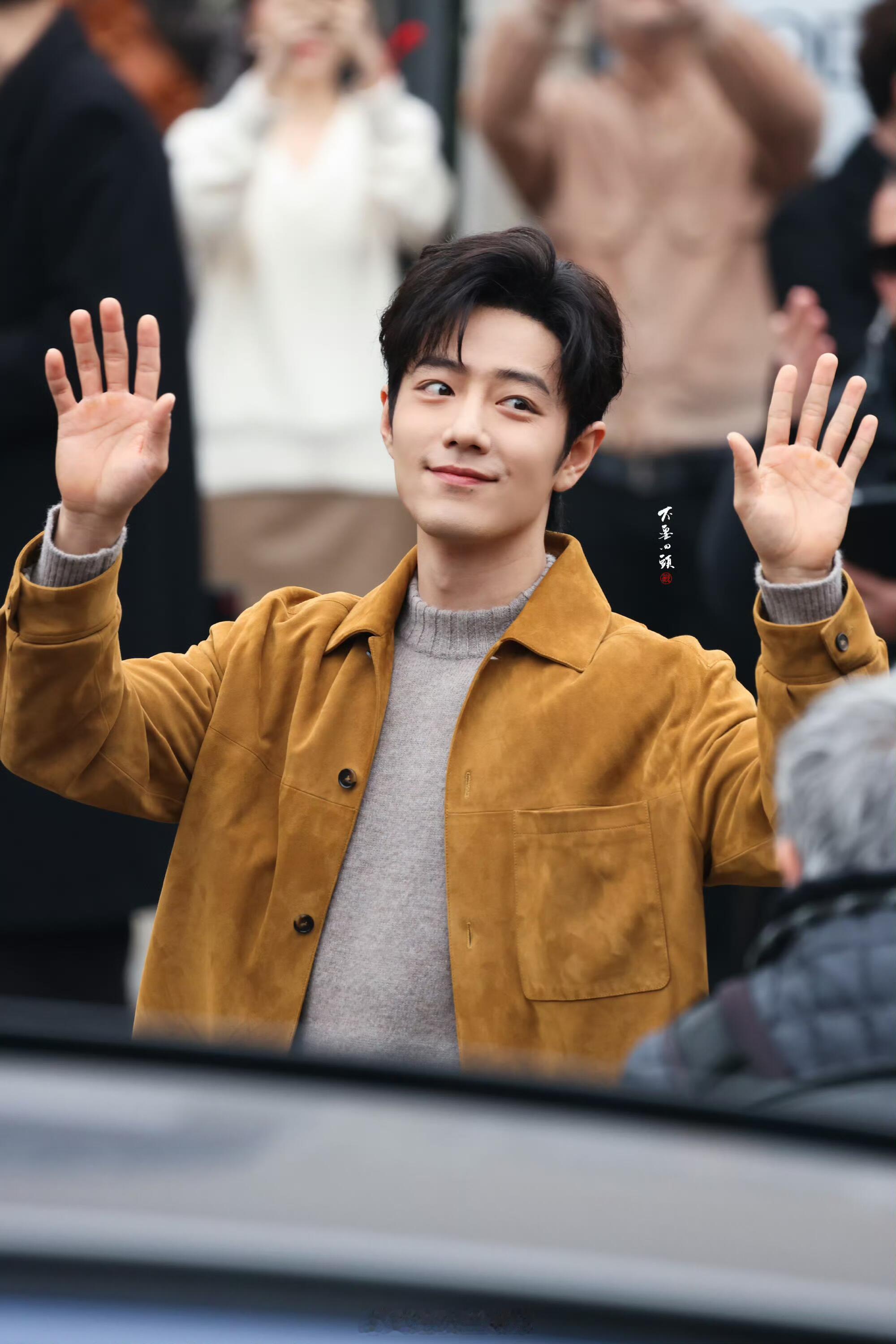 肖战换了高领毛衣肖战秀场被热到擦汗 就这样被热到一直擦汗的战战