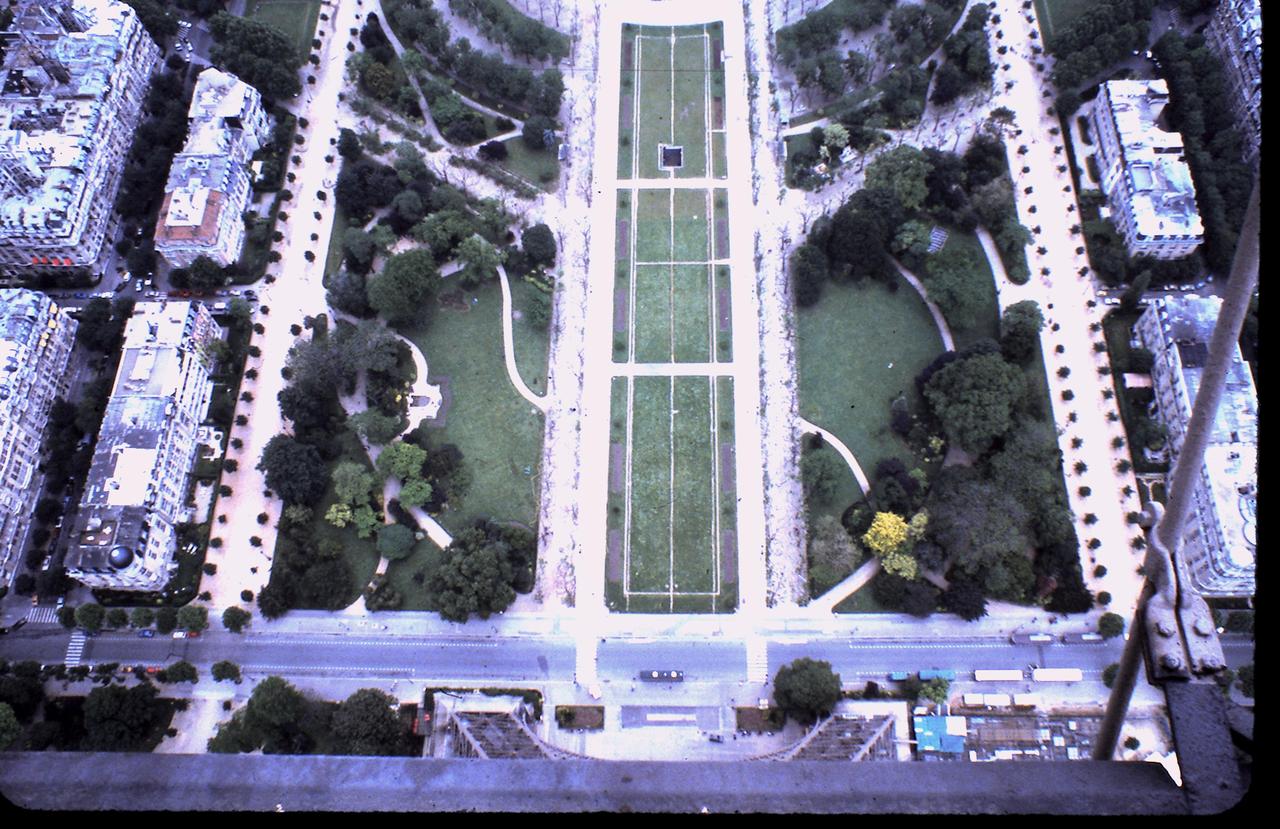 这是从埃菲尔铁塔顶部俯瞰巴黎的视角，铁塔高约330米，相当于100层楼，画面中金