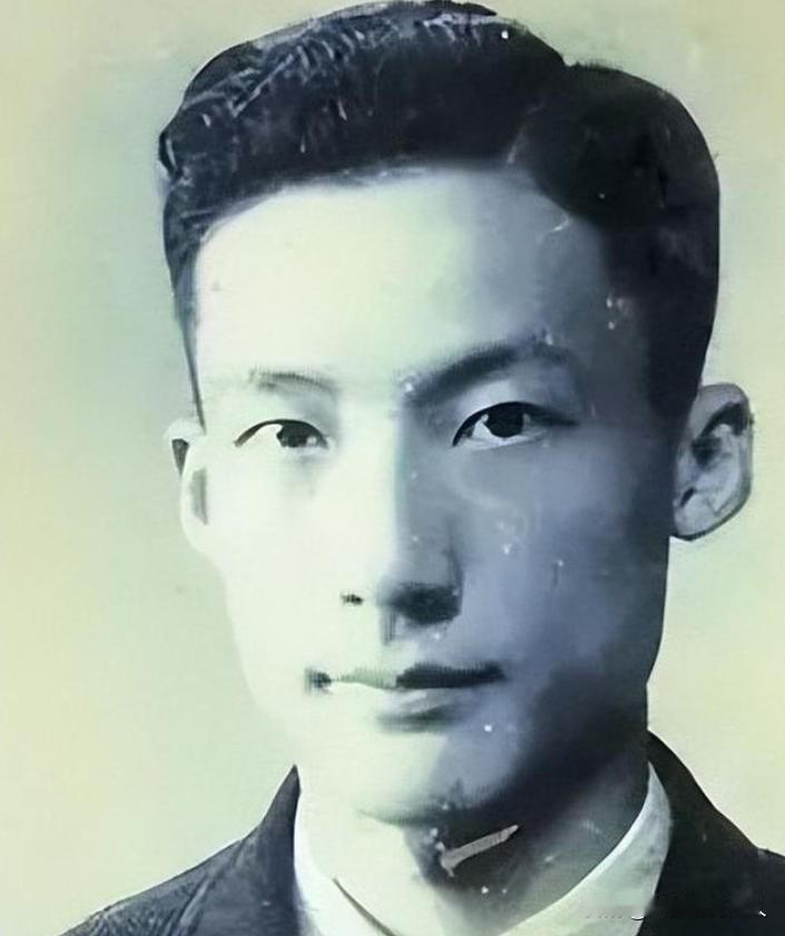 1949年，毛人凤下令处死朱君友。朱君友坦然赴死，却发现枪决他的2名特务，朝他频