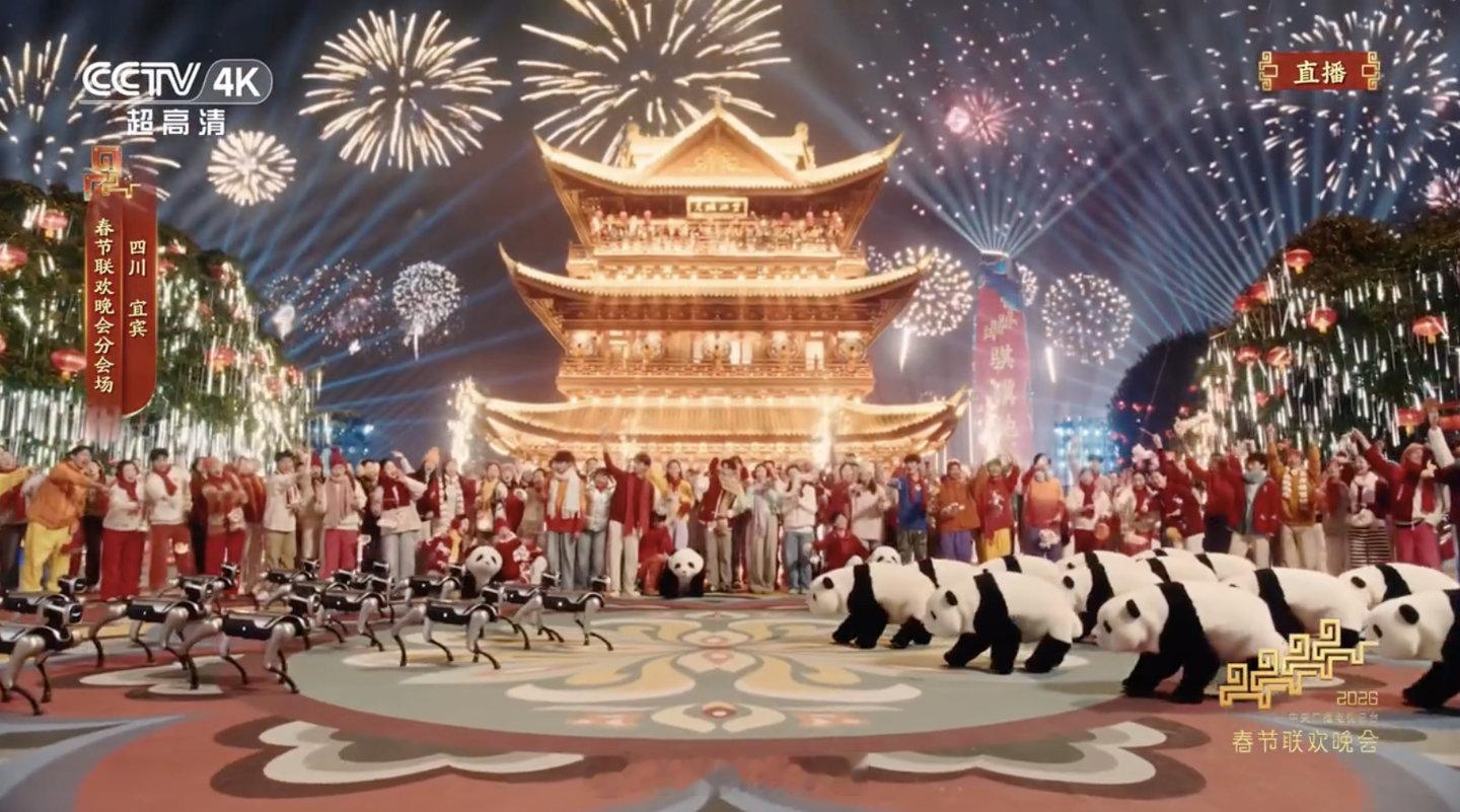 春晚 MagicDog 机器狗与小熊猫对阵，MagicBot Z1 机器人则在人