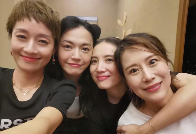 说真的，一个人过得好不好，别看她笑得有多灿烂，要看她眼里还有没有光。
想当年，姚