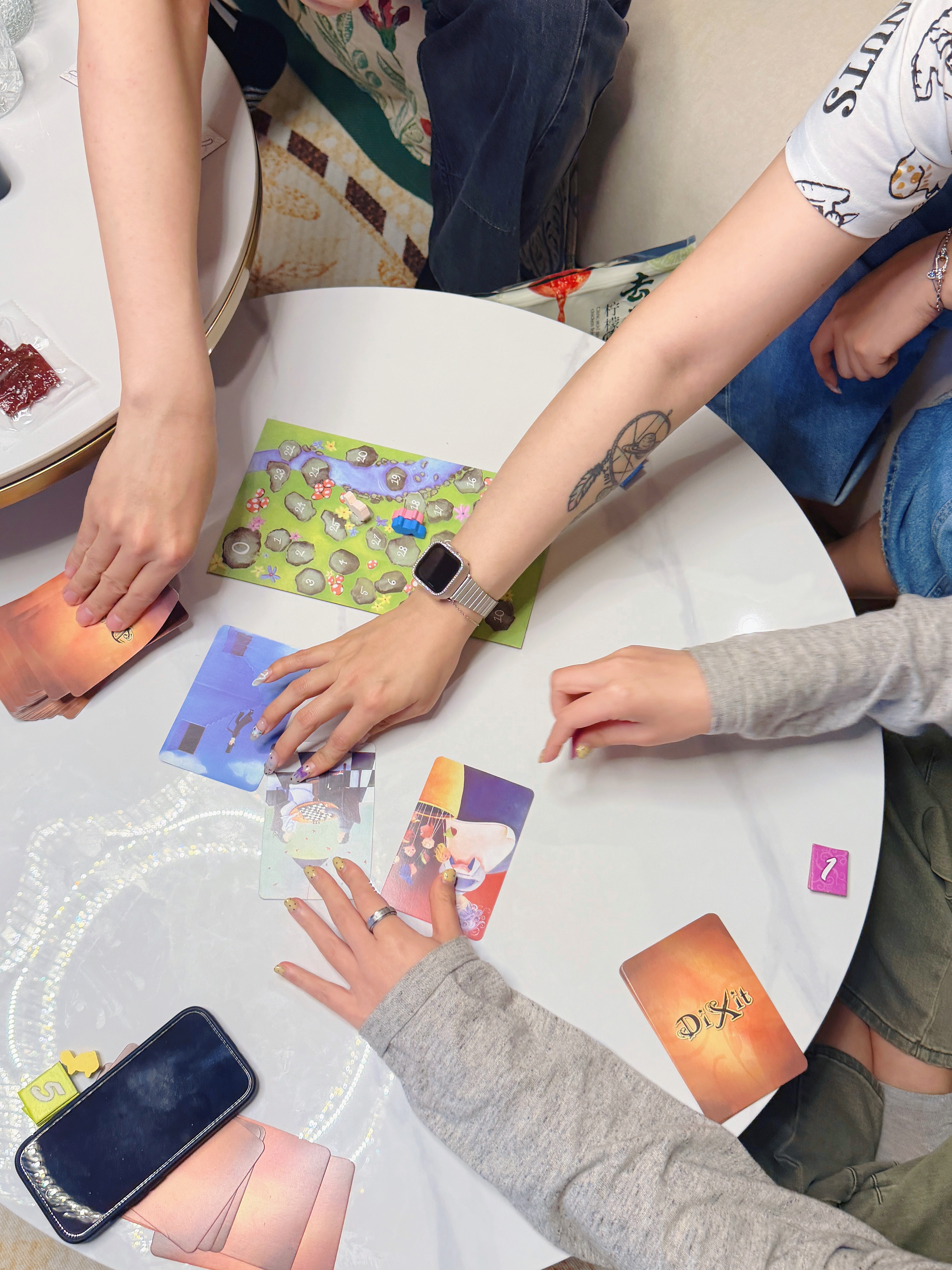 今日有雨不宜出门，适合居家办公，晚上和朋友们吃火锅玩智障小桌游