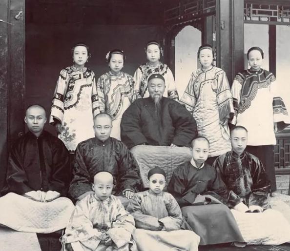 1901年，李鸿章去世，他给子孙留下4000多万两白银和无数家产。 可没想到，5