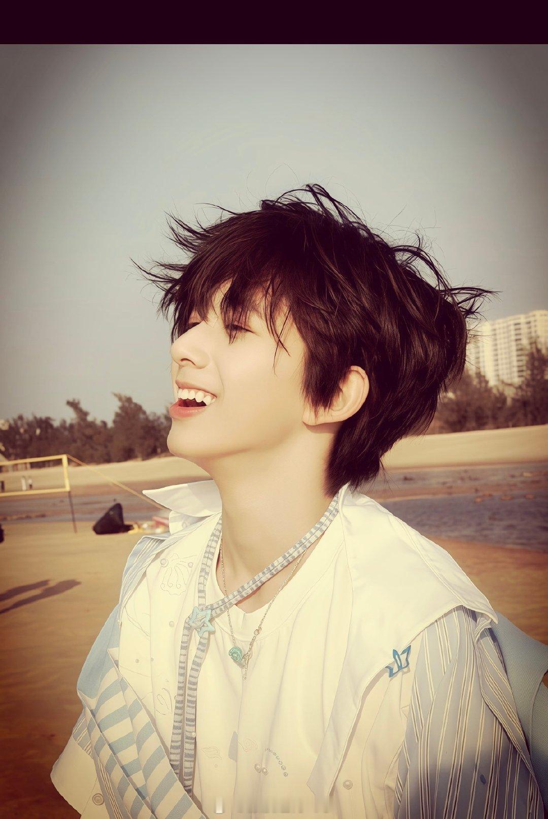 陈浚铭 🥀陈浚铭 四代第一吉他手🥀陈浚铭 四代唯一纯血门面“晚霞照在你身上 