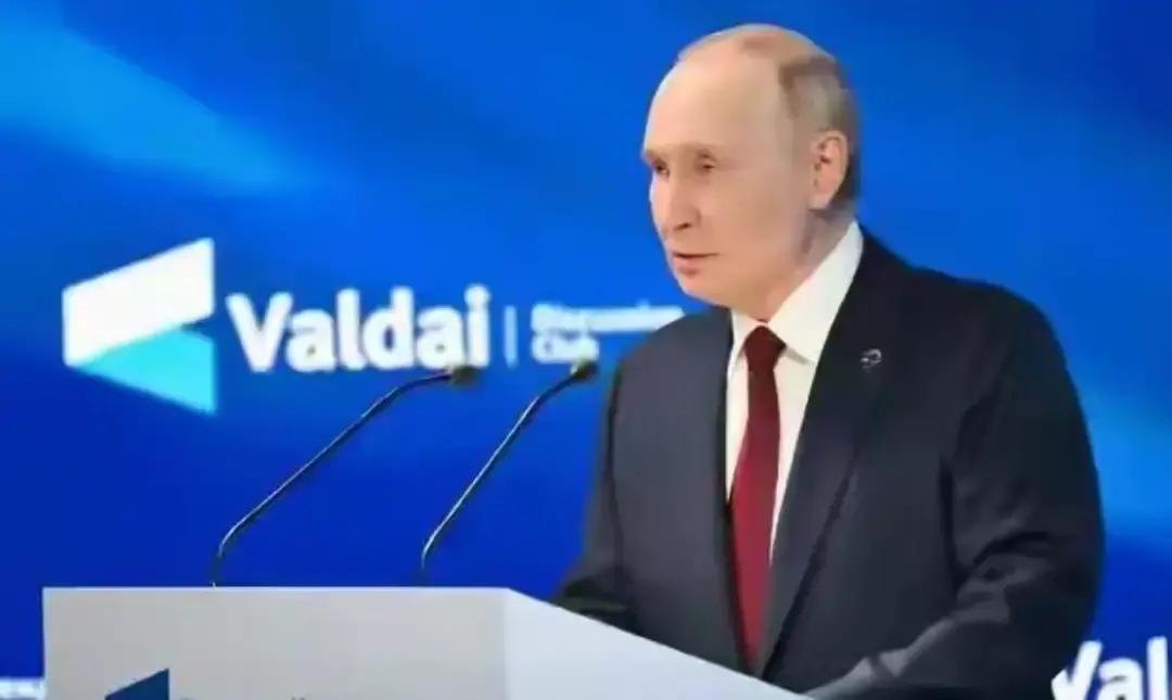 普京这次真把话挑明了。
 
在一场面对全球媒体的采访中，他谈到乌克兰危机时说，如